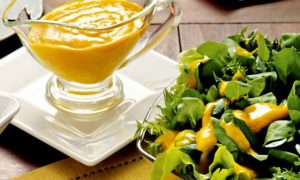 Salada de folhas verdes mistas com tangerina e molho de mostarda